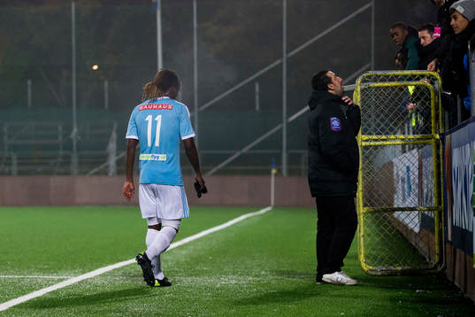 Brommapojkarnas Martin Mutumba lämnar planen