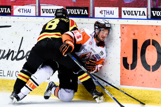 Brynäs Mathias Porseland tacklar in Karlskronas Vjatjeslav