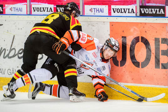 Brynäs Mathias Porseland tacklar Karlskronas Vjatjeslav
