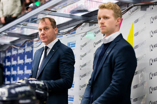 s tränare Johan Lindbom har sällskap i båset av HV71:s