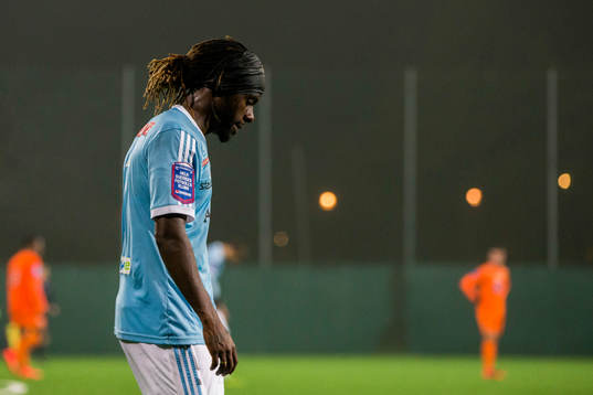Brommapojkarnas Martin Mutumba ser deppig ut