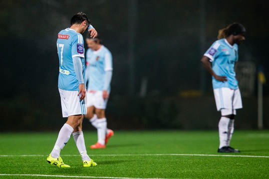 Brommapojkarnas Nikola Grubjesic och Martin Mutumba deooar