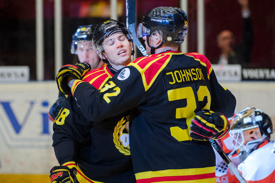 Brynäs Anton Rödin jublar med Nick Johnson
