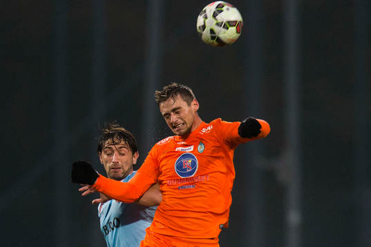 Brommapojkarnas Nikola Grubjesic  i en nickduell med
