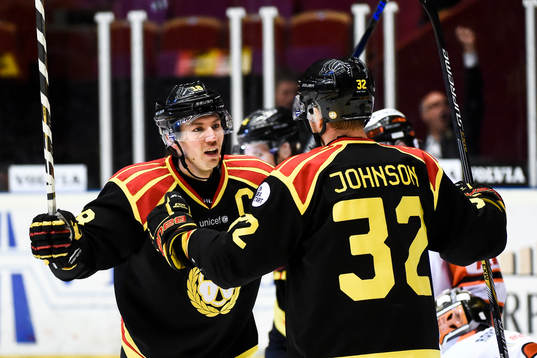 Brynäs Anton Rödin jublar med Nick Johnson