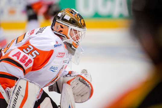 Karlskronas målvakt Linus Fernström före ishockeymatchen