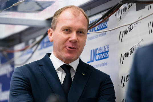 s tränare Johan Lindbom glad
