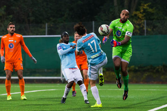 Brommapojkarnas Martin Mutumba och Nikola Grubjesic  med en