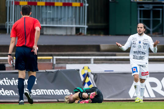 Domare Nermin Cisic ger Sirius Karl Larson rött kort