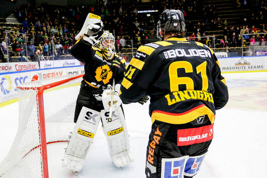Skellefteås målvakt Markus Svensson och Fredrik Lindgren