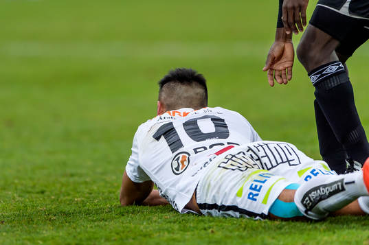 Sirius Stefan Silva ligger på gräset och deppar