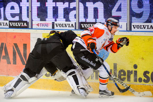 Brynäs målvakt Bernhard Starkbaum och Karlskronas Emil