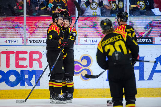 Brynäs Lukas Kilström och Pathrik Westerholm jublar