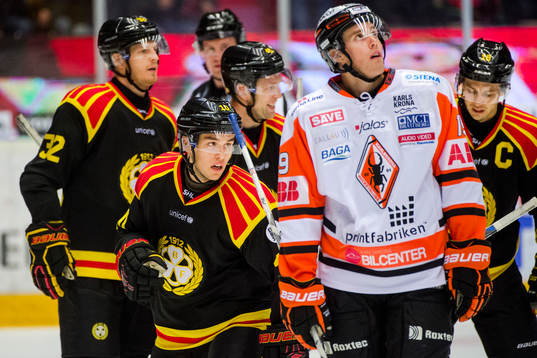 Brynäs Mattias Nörstebö jublar samtidigt som Karlskronas