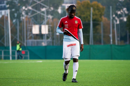 Brommapojkarnas Martin Mutumba innan fotbollsmatchen i
