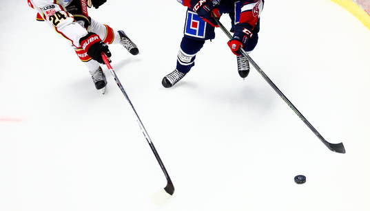klubbor och puck