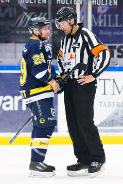 s Chris Abbott i diskussion med domaren Mikael Sjöqvist