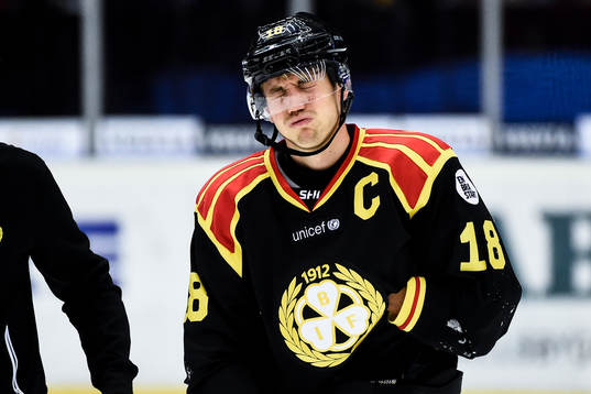 Brynäs Anton Rödin grinar illa