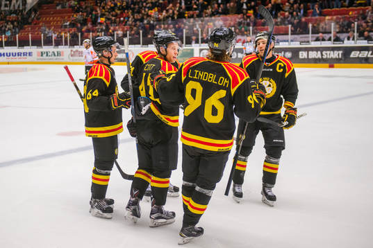 Brynäs Greg Scott , Oskar Lindblom och Anton Rödin jublar