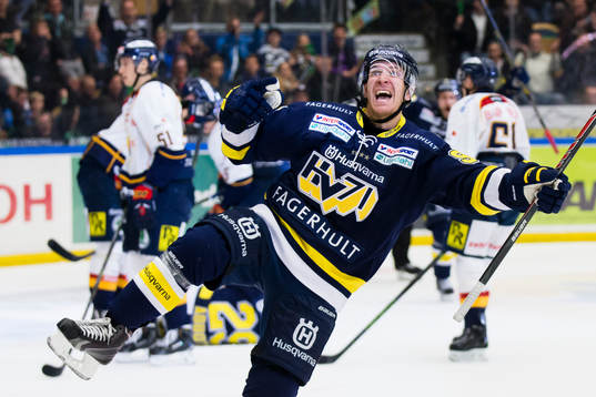 s Teemu Laine jublar