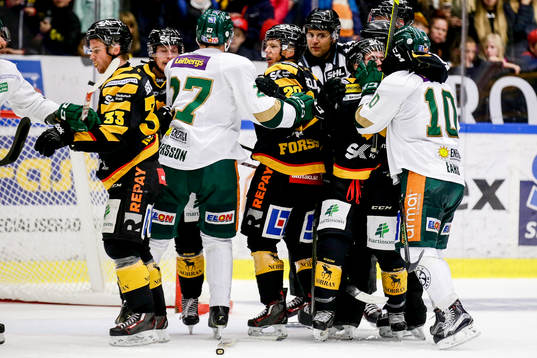 Skellefteå och Färjestad spelare i gruff framför mål