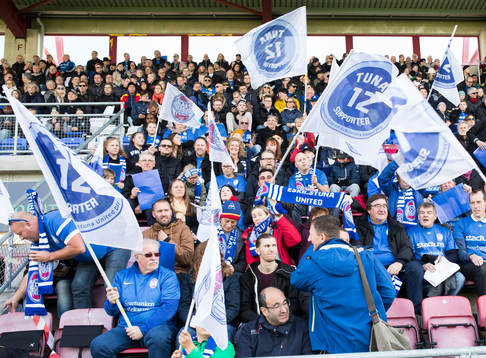 Eskilstunas supportrar före fotbollsmatchen mellan
