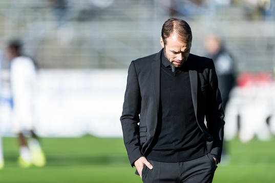 s tränare Andreas Alm funderar före fotbollsmatchen i