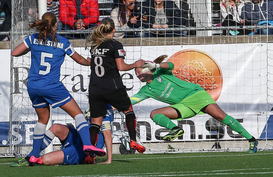 Eskilstuna Uniteds Målvakt Emelie Lundberg räddar en chans