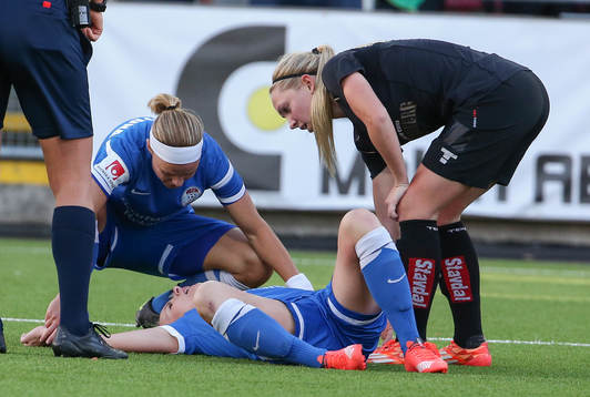 Eskilstuna Uniteds Petra Larsson skadad i första halvlek i