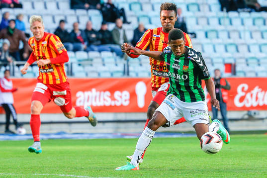 GAIS Luther Singh tar sig förbi Syrianskas Success