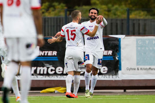 Assyriskas George Makdessi gratulerar Assyriskas Alexander