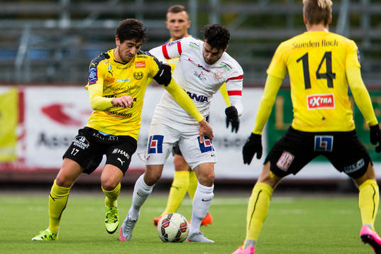 Mjällbys Lukas Grill i kamp om bollen med Assyriskas Isa