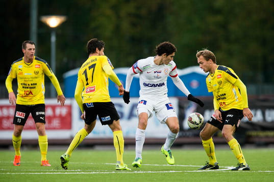 Mjällbys Lukas Grill och Jesper Gustafsson i kamp om