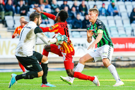 Syrianskas målvakt Dejan Garaca tar bollen. Syrianskas