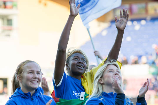 Gaelle Enganamouit som tackar publiken