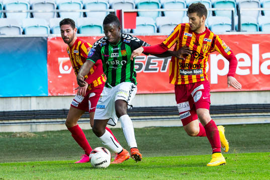 Kieron Cadogan, GAIS  dribblar med Syrianskas Gabriel Somi