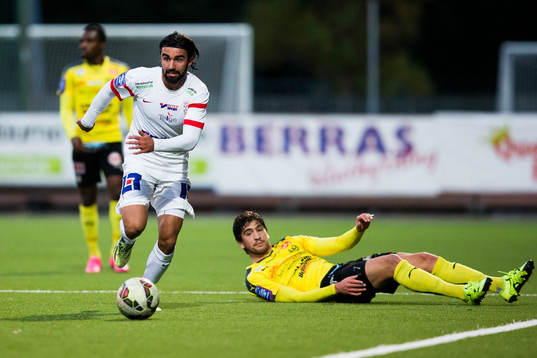 Assyriskas Alexander Nilsson tar sig förbi Mjällbys Lukas