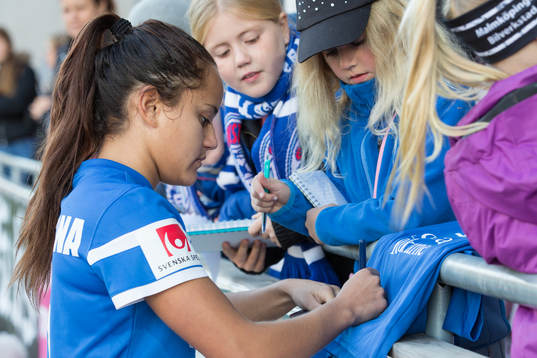 Eskilstuna Uniteds Malin Diaz skriver autografer