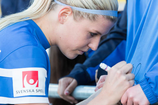 Eskilstuna Uniteds Olivia Schough skriver autografer