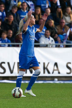Eskilstuna Uniteds Olivia Schough slår ut med armarna