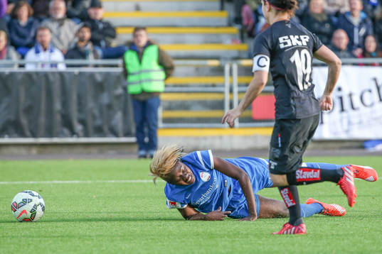 Eskilstuna Uniteds Gaelle Enganamouit får bita i gräset