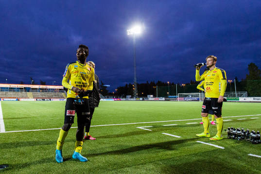Mjällbys Lumala Abdu och David Löfqvist ser deppiga ut