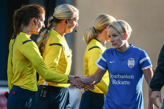 Eskilstuna Uniteds Petra Larsson tackar med dyster min