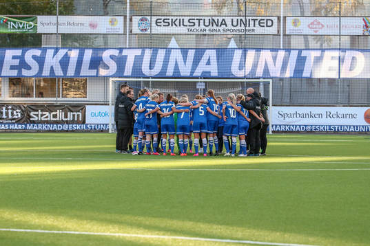 Eskilstuna Uniteds i klunga framför Eskilstuna United