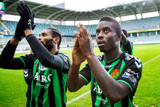 GAIS Richard Ntomba Ekunde och Kieron Cadogan tackar