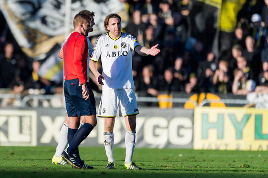 s Nils-Eric Johansson diskuterar med Domare Glenn Nyberg