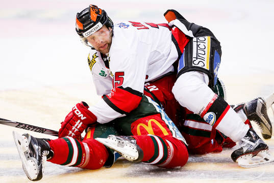 Örebros Henrik Löwdahl och Frölundas Mats Rosseli Olsen