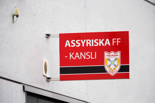 En skylt som visar vart Assyriskas kansli är