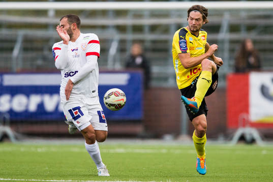 Assyriskas Mattias Genc skyddar ansiket när Mjällbys