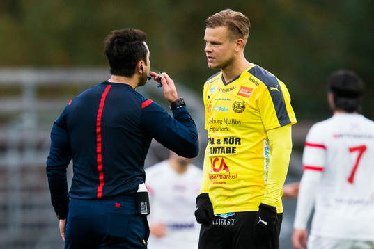 Domare Diako Behnam talar med Mjällbys David Löfqvist